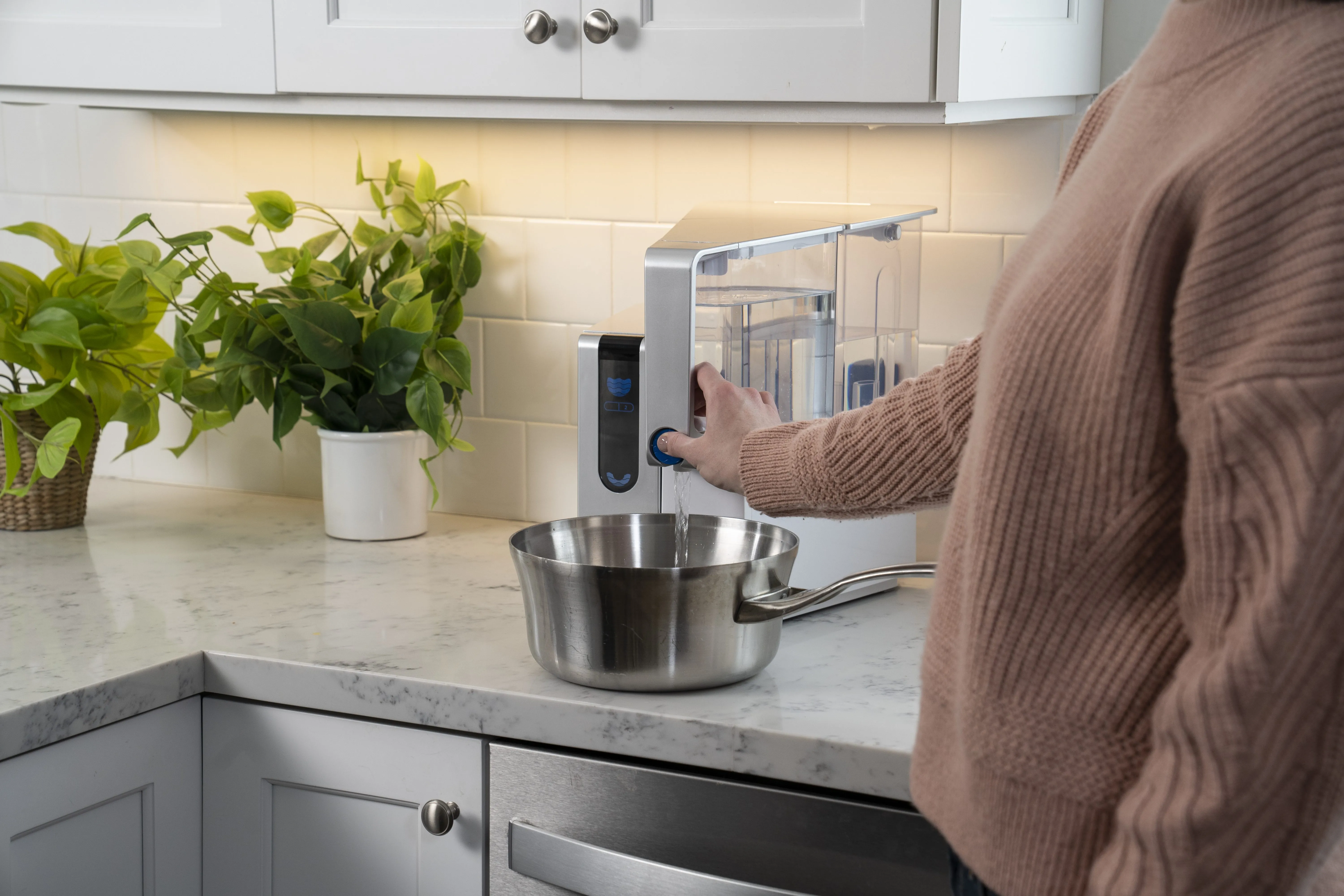 Filling pot with AquaTru water